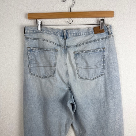 American Eagle Relaxed Mom Jean Denim Light Wash 14 S Short - Picture 6 of 8
